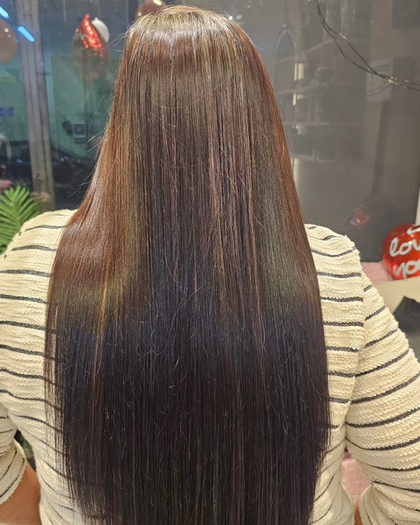 Cabelo longo liso e brilhoso depois do alisamento