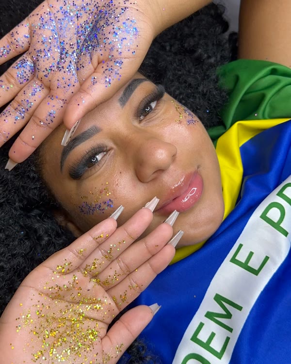 Cliente com maquiagem de glitter e cílios