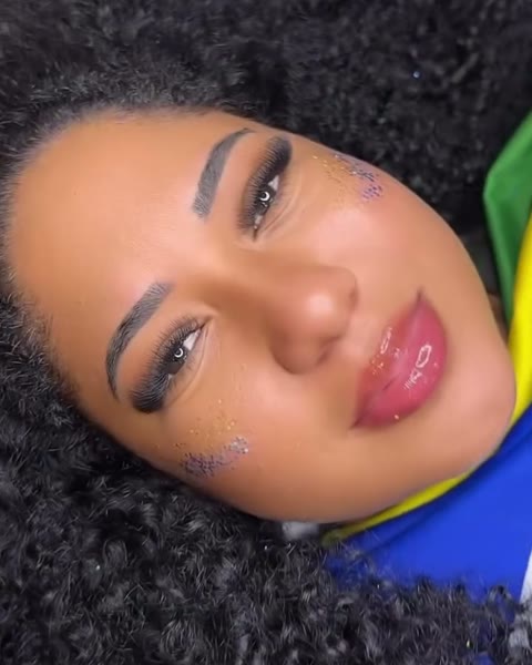 Rosto com sobrancelha desenhada