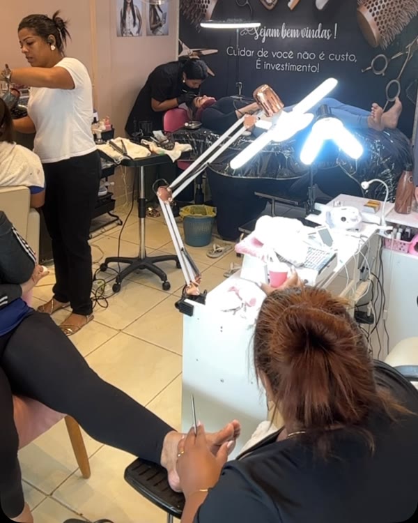 Equipe do salão atendendo clientes
