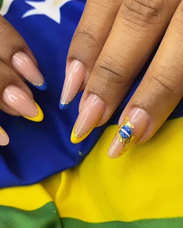 Unhas decoradas com a bandeira do Brasil